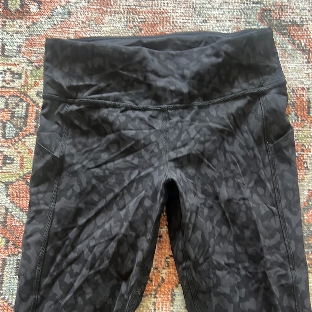 Lululemon size 4 crop performance leggings